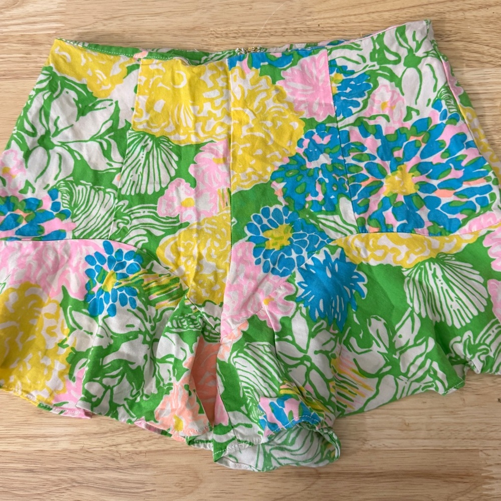 LILLY PULITZER BUTTERCUP SHORT HIBISCUS STROLL  SIZE 0